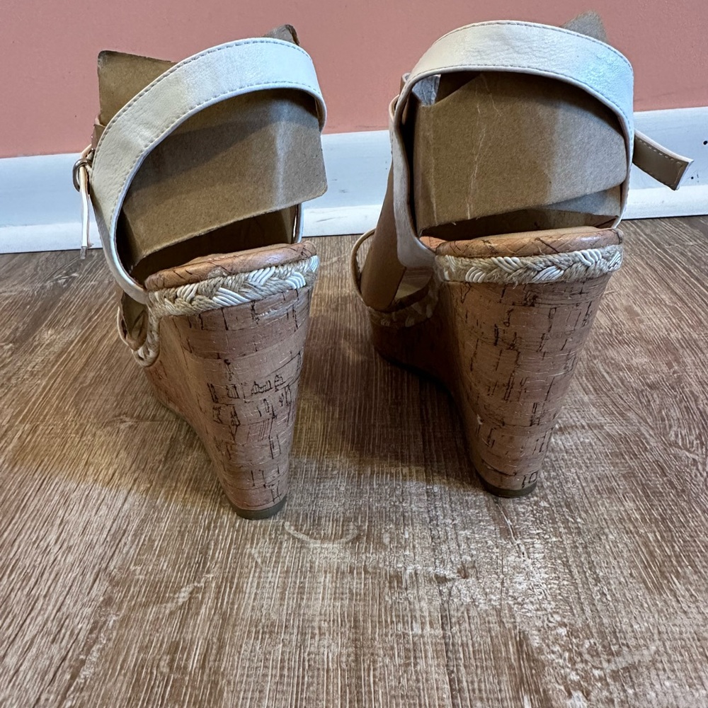 Women’s Me Too, White, Wedge Sandals, Size 8M - Picture 3 of 13